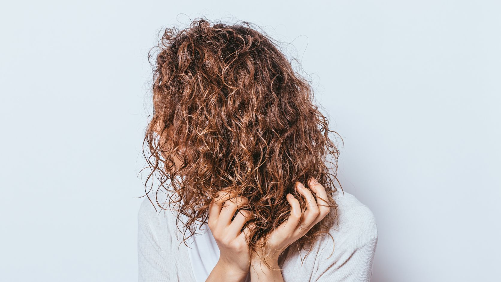 Cómo cuidar el cabello rizado en verano
